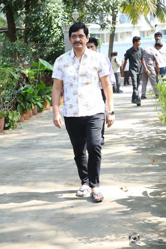 Celebrities-pay-homage-to-superstar-Krishna